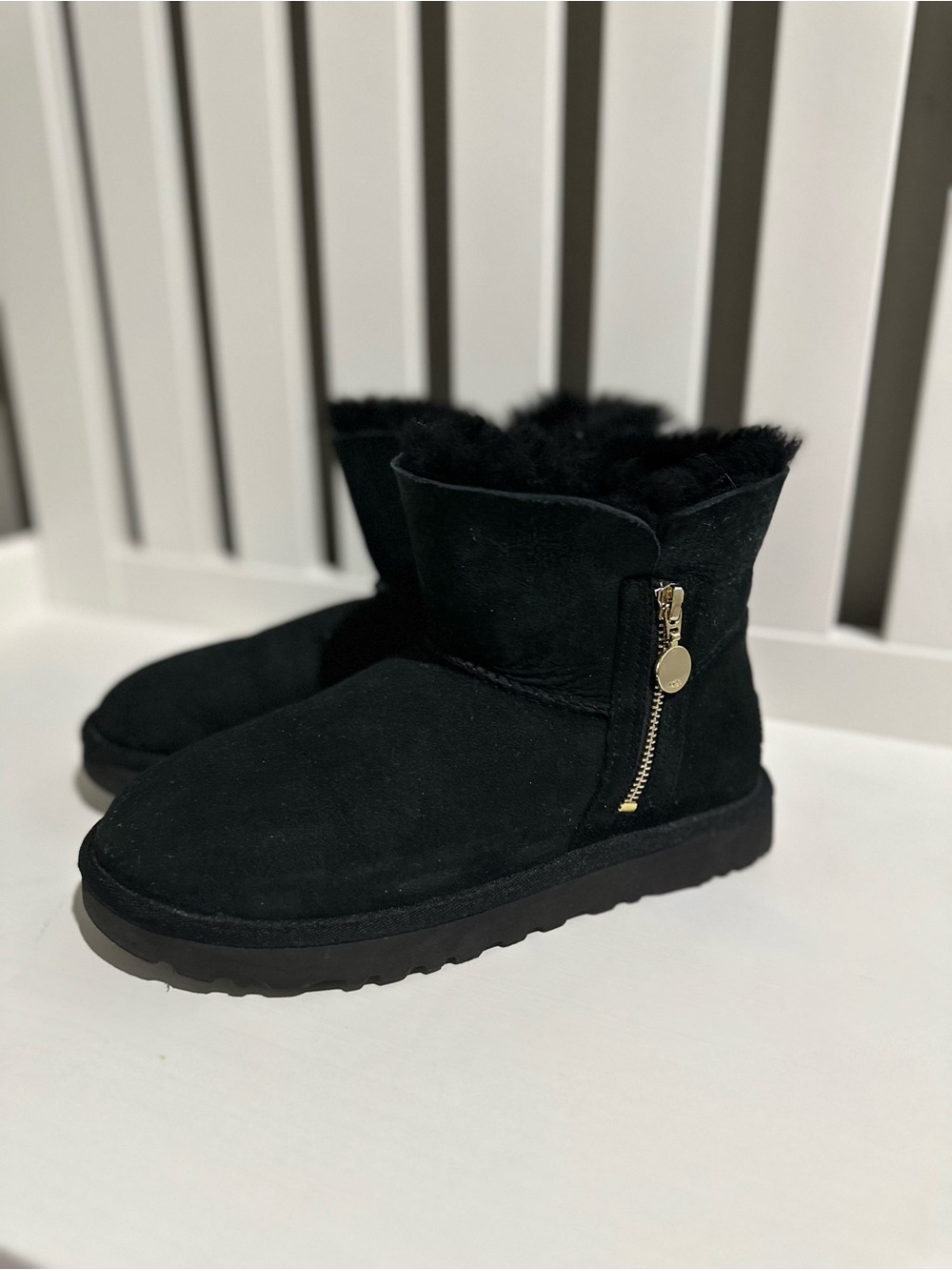 UGG‎ Classic Zip Mini Black Suede Shearling Lined Winter Boots Size 7